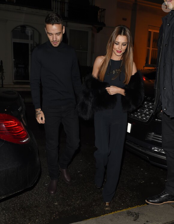 Cheryl Cole (ex Fernandez-Versini) et son nouveau compagnon Liam Payne (One Direction) main dans la main lors de leur sortie au restaurant Salmontini à Londres, le 9 mars 2016. En compagnie de la mère de Cheryl, Joan Callaghan, et d'amis proches, ils ont fêté l'anniversaire de Lily England, l'assistante de Cheryl, qui vient d'avoir 30 ans. Le couple est arrivé vers 20h30, et est reparti vers 1h30 du matin.