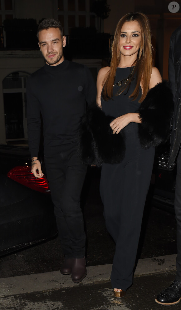 Cheryl Cole (ex Fernandez-Versini) et son nouveau compagnon Liam Payne (One Direction) main dans la main lors de leur sortie au restaurant Salmontini à Londres, le 9 mars 2016. En compagnie de la mère de Cheryl, Joan Callaghan, et d'amis proches, ils ont fêté l'anniversaire de Lily England, l'assistante de Cheryl, qui vient d'avoir 30 ans. Le couple est arrivé vers 20h30, et est reparti vers 1h30 du matin.
