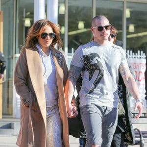 Jennifer Lopez et Casper Smart se promènent, main dans la main, dans les rues de New York, le 2 mars 2016