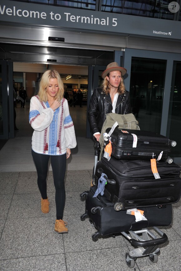 Ellie Goulding et son compagnon Dougie Poynter arrivent à l'aéroport Heathrow de Londres, pour prendre un avion pour Los Angeles. Le 1er juin 2015