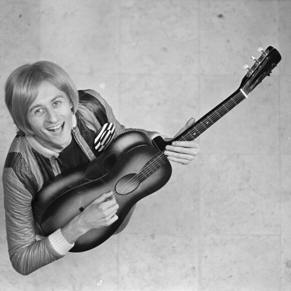Michel Polnareff à son appartement atelier à Neuilly-sur-Seine, le 27 janvier 1967.