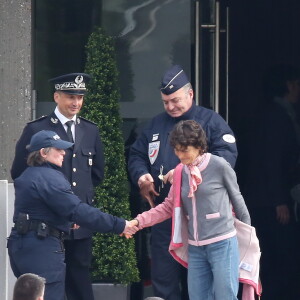 Jeannie Longo, à la descente de l'avion ramenant d'Argentine l'équipe de l'émission Dropped, à Roissy, le 14 mars 2015.