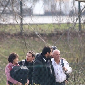 Louis Baudin et Jeannie Longo, à la descente de l'avion ramenant d'Argentine l'équipe de l'émission Dropped, à Roissy, le 14 mars 2015.