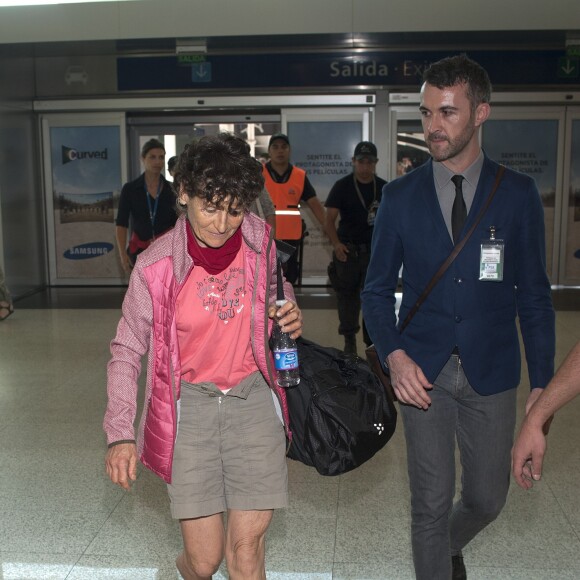 Jeannie Longo, à la descente de l'avion ramenant d'Argentine l'équipe de l'émission Dropped, à Roissy, le 14 mars 2015.