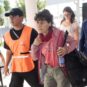 Jeannie Longo, à la descente de l'avion ramenant d'Argentine l'équipe de l'émission Dropped, à Roissy, le 14 mars 2015.