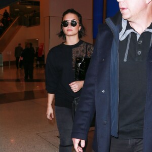 Demi Lovato signe la guitare d'un fan à son arrivée à l'aéroport LAX de Los Angeles le 22 janvier 2016.