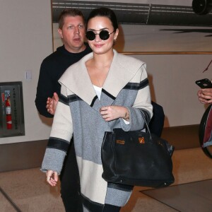 Demi Lovato prend un vol à l'aéroport de Los Angeles, le 20 janvier 2016.