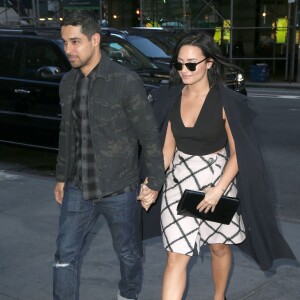 Demi Lovato et son compagnon Wilmer Valderrama main dans la main à New York le 26 octobre 2015.