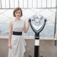 L'actrice Emma Watson illumine l'Empire State Building pour la journée internationale de la femme à New York le 8 mars 2016.