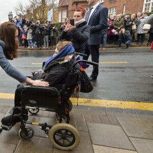 Kate Middleton, duchesse de Cambridge, a inauguré le 18 mars 2016 un nouveau magasin solidaire de l'EACH (East Anglia's Children's Hospices, dont elle est la marraine depuis 2012) à Holt, dans le Norfolk, non loin du domicile familial de Sandringham, Anmer Hall.