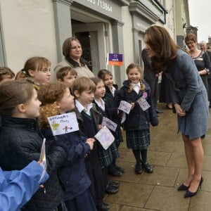 Kate Middleton, duchesse de Cambridge, a inauguré le 18 mars 2016 un nouveau magasin solidaire de l'EACH (East Anglia's Children's Hospices, dont elle est la marraine depuis 2012) à Holt, dans le Norfolk, non loin du domicile familial de Sandringham, Anmer Hall.