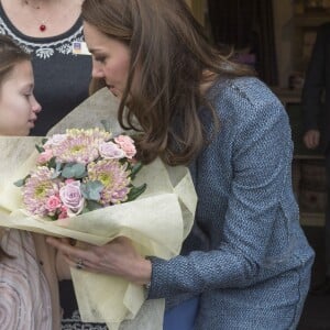 Kate Middleton, duchesse de Cambridge, a inauguré le 18 mars 2016 un nouveau magasin solidaire de l'EACH (East Anglia's Children's Hospices, dont elle est la marraine depuis 2012) à Holt, dans le Norfolk, non loin du domicile familial de Sandringham, Anmer Hall.