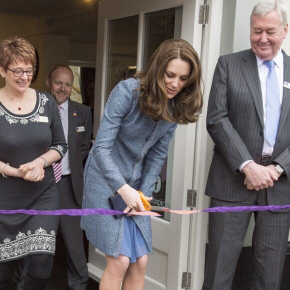 Kate Middleton, duchesse de Cambridge, a inauguré le 18 mars 2016 un nouveau magasin solidaire de l'EACH (East Anglia's Children's Hospices, dont elle est la marraine depuis 2012) à Holt, dans le Norfolk, non loin du domicile familial de Sandringham, Anmer Hall.