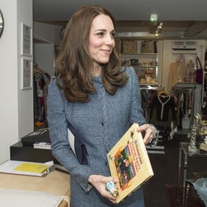 Kate Middleton, duchesse de Cambridge, a inauguré le 18 mars 2016 un nouveau magasin solidaire de l'EACH (East Anglia's Children's Hospices, dont elle est la marraine depuis 2012) à Holt, dans le Norfolk, non loin du domicile familial de Sandringham, Anmer Hall.