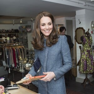 Kate Middleton, duchesse de Cambridge, a inauguré le 18 mars 2016 un nouveau magasin solidaire de l'EACH (East Anglia's Children's Hospices, dont elle est la marraine depuis 2012) à Holt, dans le Norfolk, non loin du domicile familial de Sandringham, Anmer Hall.