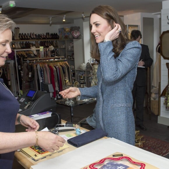 Kate Middleton, duchesse de Cambridge, a inauguré le 18 mars 2016 un nouveau magasin solidaire de l'EACH (East Anglia's Children's Hospices, dont elle est la marraine depuis 2012) à Holt, dans le Norfolk, non loin du domicile familial de Sandringham, Anmer Hall.