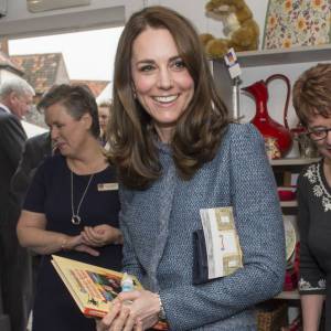 Kate Middleton, duchesse de Cambridge, a inauguré le 18 mars 2016 un nouveau magasin solidaire de l'EACH (East Anglia's Children's Hospices, dont elle est la marraine depuis 2012) à Holt, dans le Norfolk, non loin du domicile familial de Sandringham, Anmer Hall.