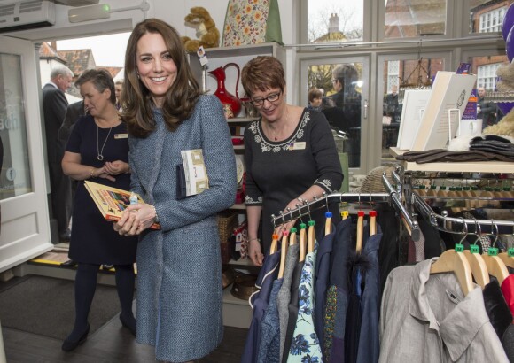 Kate Middleton, duchesse de Cambridge, a inauguré le 18 mars 2016 un nouveau magasin solidaire de l'EACH (East Anglia's Children's Hospices, dont elle est la marraine depuis 2012) à Holt, dans le Norfolk, non loin du domicile familial de Sandringham, Anmer Hall.