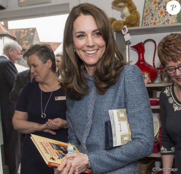 Kate Middleton, duchesse de Cambridge, a inauguré le 18 mars 2016 un nouveau magasin solidaire de l'EACH (East Anglia's Children's Hospices, dont elle est la marraine depuis 2012) à Holt, dans le Norfolk, non loin du domicile familial de Sandringham, Anmer Hall.