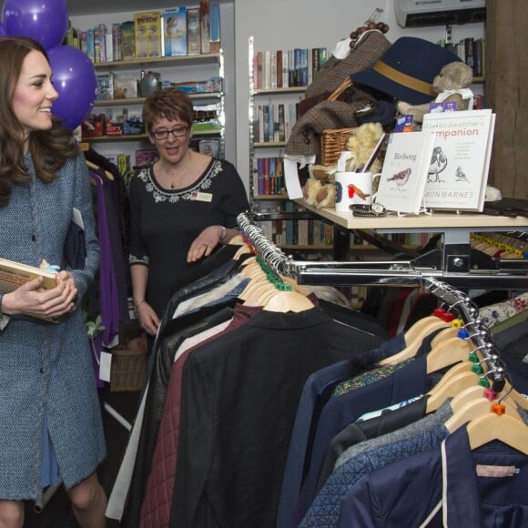 Kate Middleton, duchesse de Cambridge, a inauguré le 18 mars 2016 un nouveau magasin solidaire de l'EACH (East Anglia's Children's Hospices, dont elle est la marraine depuis 2012) à Holt, dans le Norfolk, non loin du domicile familial de Sandringham, Anmer Hall.