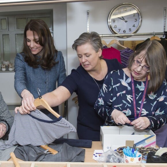 Kate Middleton, duchesse de Cambridge, a inauguré le 18 mars 2016 un nouveau magasin solidaire de l'EACH (East Anglia's Children's Hospices, dont elle est la marraine depuis 2012) à Holt, dans le Norfolk, non loin du domicile familial de Sandringham, Anmer Hall.