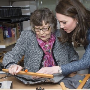 Kate Middleton, duchesse de Cambridge, a inauguré le 18 mars 2016 un nouveau magasin solidaire de l'EACH (East Anglia's Children's Hospices, dont elle est la marraine depuis 2012) à Holt, dans le Norfolk, non loin du domicile familial de Sandringham, Anmer Hall.