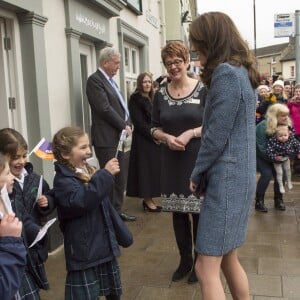 Kate Middleton, duchesse de Cambridge, a inauguré le 18 mars 2016 un nouveau magasin solidaire de l'EACH (East Anglia's Children's Hospices, dont elle est la marraine depuis 2012) à Holt, dans le Norfolk, non loin du domicile familial de Sandringham, Anmer Hall.