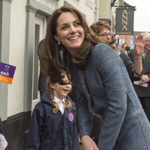 Kate Middleton, duchesse de Cambridge, inaugurait le 18 mars 2016 un nouveau magasin solidaire de l'EACH (East Anglia's Children's Hospices, dont elle est la marraine depuis 2012) à Holt, dans le Norfolk, non loin du domicile familial de Sandringham, Anmer Hall.