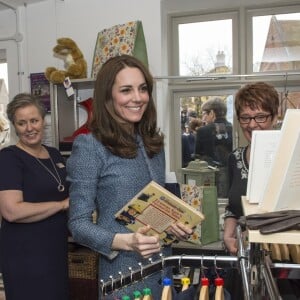 Kate Middleton, duchesse de Cambridge, inaugurait le 18 mars 2016 un nouveau magasin solidaire de l'EACH (East Anglia's Children's Hospices, dont elle est la marraine depuis 2012) à Holt, dans le Norfolk, non loin du domicile familial de Sandringham, Anmer Hall.