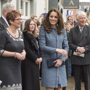 Kate Middleton, duchesse de Cambridge, inaugurait le 18 mars 2016 un nouveau magasin solidaire de l'EACH (East Anglia's Children's Hospices, dont elle est la marraine depuis 2012) à Holt, dans le Norfolk, non loin du domicile familial de Sandringham, Anmer Hall.