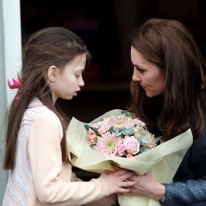 La duchesse Catherine de Cambridge a inauguré le 18 mars 2016 un nouveau magasin solidaire de l'EACH (East Anglia's Children's Hospices, dont elle est la marraine depuis 2012) à Holt, dans le Norfolk, non loin du domicile familial de Sandringham, Anmer Hall. Elle en est repartie avec un livre pour son fils George et une figurine pour sa fille Charlotte.