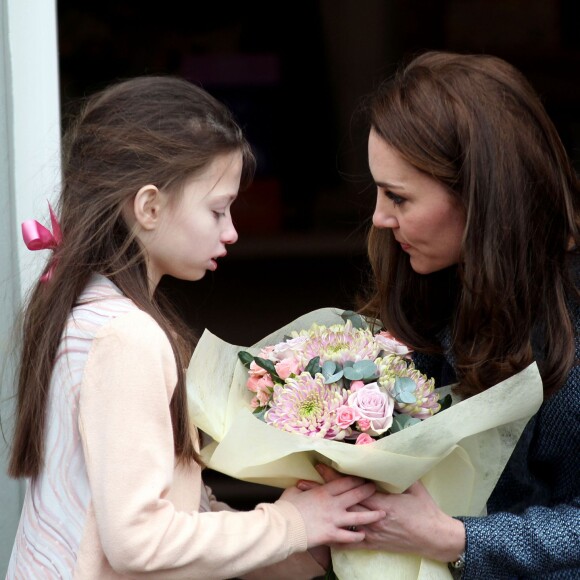 La duchesse Catherine de Cambridge a inauguré le 18 mars 2016 un nouveau magasin solidaire de l'EACH (East Anglia's Children's Hospices, dont elle est la marraine depuis 2012) à Holt, dans le Norfolk, non loin du domicile familial de Sandringham, Anmer Hall. Elle en est repartie avec un livre pour son fils George et une figurine pour sa fille Charlotte.