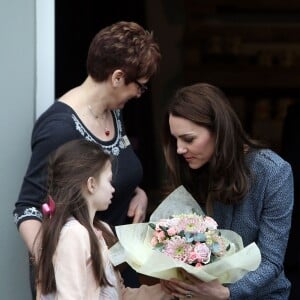 La duchesse Catherine de Cambridge a inauguré le 18 mars 2016 un nouveau magasin solidaire de l'EACH (East Anglia's Children's Hospices, dont elle est la marraine depuis 2012) à Holt, dans le Norfolk, non loin du domicile familial de Sandringham, Anmer Hall. Elle en est repartie avec un livre pour son fils George et une figurine pour sa fille Charlotte.