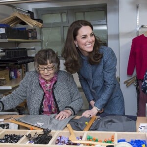 La duchesse Catherine de Cambridge a inauguré le 18 mars 2016 un nouveau magasin solidaire de l'EACH (East Anglia's Children's Hospices, dont elle est la marraine depuis 2012) à Holt, dans le Norfolk, non loin du domicile familial de Sandringham, Anmer Hall. Elle en est repartie avec un livre pour son fils George et une figurine pour sa fille Charlotte.