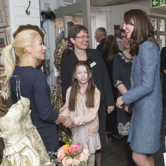 La duchesse Catherine de Cambridge a inauguré le 18 mars 2016 un nouveau magasin solidaire de l'EACH (East Anglia's Children's Hospices, dont elle est la marraine depuis 2012) à Holt, dans le Norfolk, non loin du domicile familial de Sandringham, Anmer Hall. Elle en est repartie avec un livre pour son fils George et une figurine pour sa fille Charlotte.