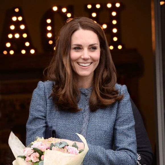 La duchesse Catherine de Cambridge a inauguré le 18 mars 2016 un nouveau magasin solidaire de l'EACH (East Anglia's Children's Hospices, dont elle est la marraine depuis 2012) à Holt, dans le Norfolk, non loin du domicile familial de Sandringham, Anmer Hall. Elle en est repartie avec un livre pour son fils George et une figurine pour sa fille Charlotte.