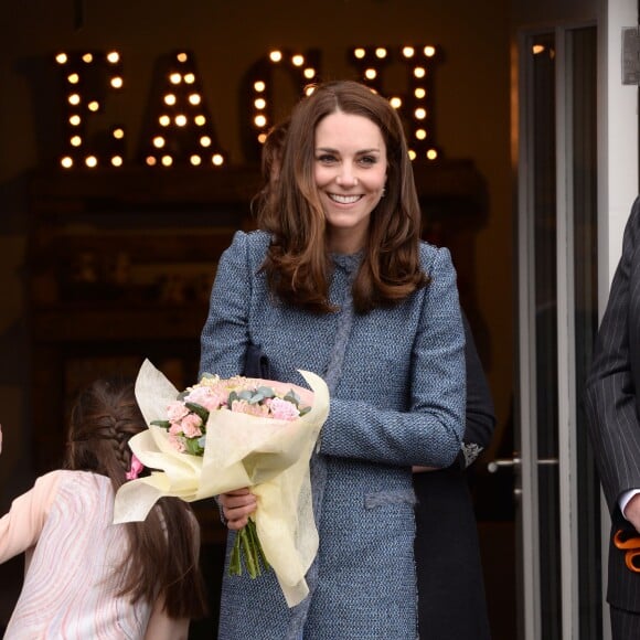 La duchesse Catherine de Cambridge a inauguré le 18 mars 2016 un nouveau magasin solidaire de l'EACH (East Anglia's Children's Hospices, dont elle est la marraine depuis 2012) à Holt, dans le Norfolk, non loin du domicile familial de Sandringham, Anmer Hall. Elle en est repartie avec un livre pour son fils George et une figurine pour sa fille Charlotte.