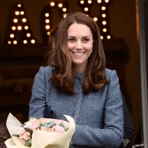 La duchesse Catherine de Cambridge a inauguré le 18 mars 2016 un nouveau magasin solidaire de l'EACH (East Anglia's Children's Hospices, dont elle est la marraine depuis 2012) à Holt, dans le Norfolk, non loin du domicile familial de Sandringham, Anmer Hall. Elle en est repartie avec un livre pour son fils George et une figurine pour sa fille Charlotte.