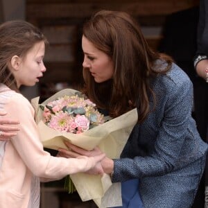 La duchesse Catherine de Cambridge a inauguré le 18 mars 2016 un nouveau magasin solidaire de l'EACH (East Anglia's Children's Hospices, dont elle est la marraine depuis 2012) à Holt, dans le Norfolk, non loin du domicile familial de Sandringham, Anmer Hall. Elle en est repartie avec un livre pour son fils George et une figurine pour sa fille Charlotte.