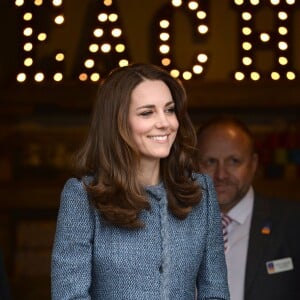 La duchesse Catherine de Cambridge a inauguré le 18 mars 2016 un nouveau magasin solidaire de l'EACH (East Anglia's Children's Hospices, dont elle est la marraine depuis 2012) à Holt, dans le Norfolk, non loin du domicile familial de Sandringham, Anmer Hall. Elle en est repartie avec un livre pour son fils George et une figurine pour sa fille Charlotte.