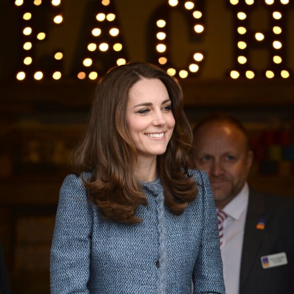 La duchesse Catherine de Cambridge a inauguré le 18 mars 2016 un nouveau magasin solidaire de l'EACH (East Anglia's Children's Hospices, dont elle est la marraine depuis 2012) à Holt, dans le Norfolk, non loin du domicile familial de Sandringham, Anmer Hall. Elle en est repartie avec un livre pour son fils George et une figurine pour sa fille Charlotte.