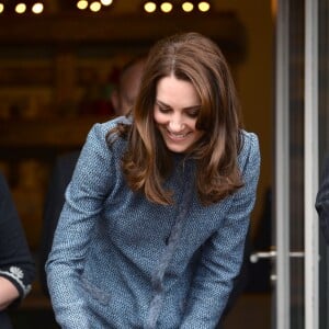 La duchesse Catherine de Cambridge a inauguré le 18 mars 2016 un nouveau magasin solidaire de l'EACH (East Anglia's Children's Hospices, dont elle est la marraine depuis 2012) à Holt, dans le Norfolk, non loin du domicile familial de Sandringham, Anmer Hall. Elle en est repartie avec un livre pour son fils George et une figurine pour sa fille Charlotte.