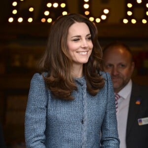 La duchesse Catherine de Cambridge a inauguré le 18 mars 2016 un nouveau magasin solidaire de l'EACH (East Anglia's Children's Hospices, dont elle est la marraine depuis 2012) à Holt, dans le Norfolk, non loin du domicile familial de Sandringham, Anmer Hall. Elle en est repartie avec un livre pour son fils George et une figurine pour sa fille Charlotte.