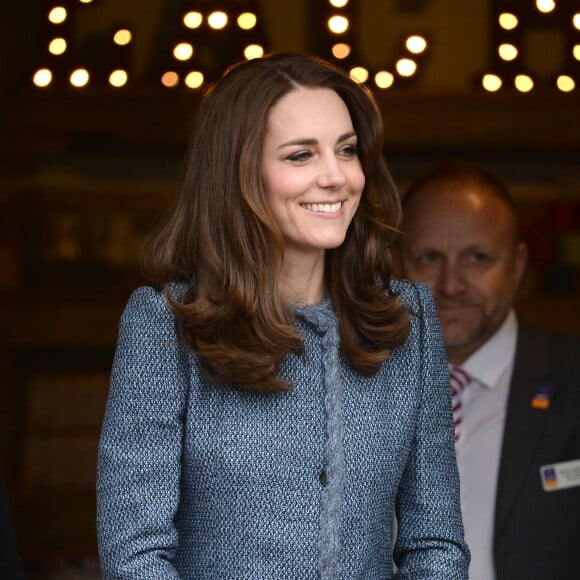 La duchesse Catherine de Cambridge a inauguré le 18 mars 2016 un nouveau magasin solidaire de l'EACH (East Anglia's Children's Hospices, dont elle est la marraine depuis 2012) à Holt, dans le Norfolk, non loin du domicile familial de Sandringham, Anmer Hall. Elle en est repartie avec un livre pour son fils George et une figurine pour sa fille Charlotte.