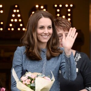 La duchesse Catherine de Cambridge a inauguré le 18 mars 2016 un nouveau magasin solidaire de l'EACH (East Anglia's Children's Hospices, dont elle est la marraine depuis 2012) à Holt, dans le Norfolk, non loin du domicile familial de Sandringham, Anmer Hall. Elle en est repartie avec un livre pour son fils George et une figurine pour sa fille Charlotte.