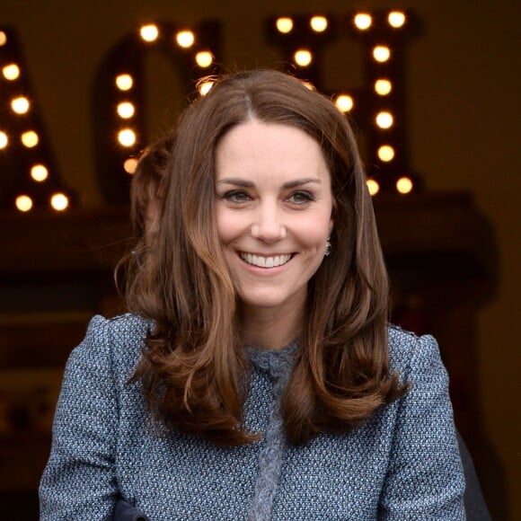 La duchesse Catherine de Cambridge a inauguré le 18 mars 2016 un nouveau magasin solidaire de l'EACH (East Anglia's Children's Hospices, dont elle est la marraine depuis 2012) à Holt, dans le Norfolk, non loin du domicile familial de Sandringham, Anmer Hall. Elle en est repartie avec un livre pour son fils George et une figurine pour sa fille Charlotte.