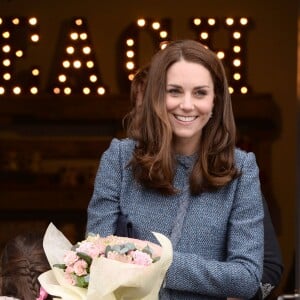 La duchesse Catherine de Cambridge a inauguré le 18 mars 2016 un nouveau magasin solidaire de l'EACH (East Anglia's Children's Hospices, dont elle est la marraine depuis 2012) à Holt, dans le Norfolk, non loin du domicile familial de Sandringham, Anmer Hall. Elle en est repartie avec un livre pour son fils George et une figurine pour sa fille Charlotte.