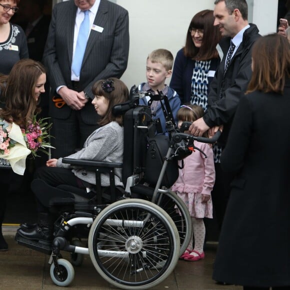 La duchesse Catherine de Cambridge a inauguré le 18 mars 2016 un nouveau magasin solidaire de l'EACH (East Anglia's Children's Hospices, dont elle est la marraine depuis 2012) à Holt, dans le Norfolk, non loin du domicile familial de Sandringham, Anmer Hall. Elle en est repartie avec un livre pour son fils George et une figurine pour sa fille Charlotte.