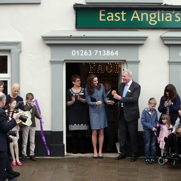 La duchesse Catherine de Cambridge a inauguré le 18 mars 2016 un nouveau magasin solidaire de l'EACH (East Anglia's Children's Hospices, dont elle est la marraine depuis 2012) à Holt, dans le Norfolk, non loin du domicile familial de Sandringham, Anmer Hall. Elle en est repartie avec un livre pour son fils George et une figurine pour sa fille Charlotte.