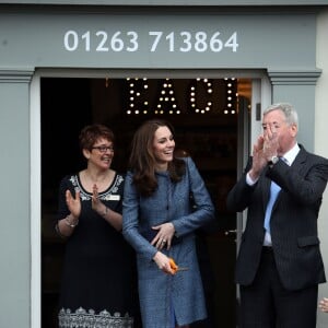 La duchesse Catherine de Cambridge a inauguré le 18 mars 2016 un nouveau magasin solidaire de l'EACH (East Anglia's Children's Hospices, dont elle est la marraine depuis 2012) à Holt, dans le Norfolk, non loin du domicile familial de Sandringham, Anmer Hall. Elle en est repartie avec un livre pour son fils George et une figurine pour sa fille Charlotte.